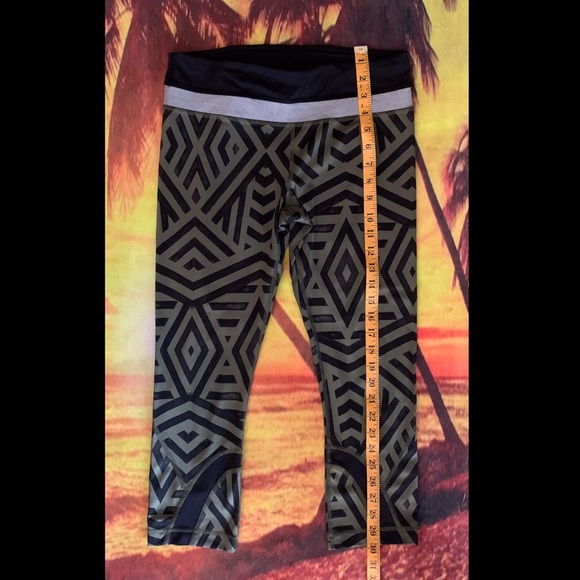 Lululemon Run: Inspire Crop II Size 6 - Picture 3 of 10